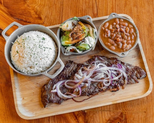 Bistec Encebollado.